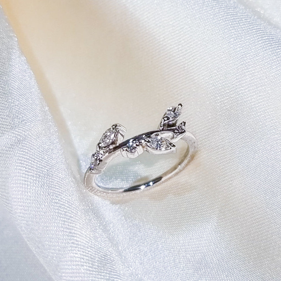 Vashly Marquise Accent Wedding Band