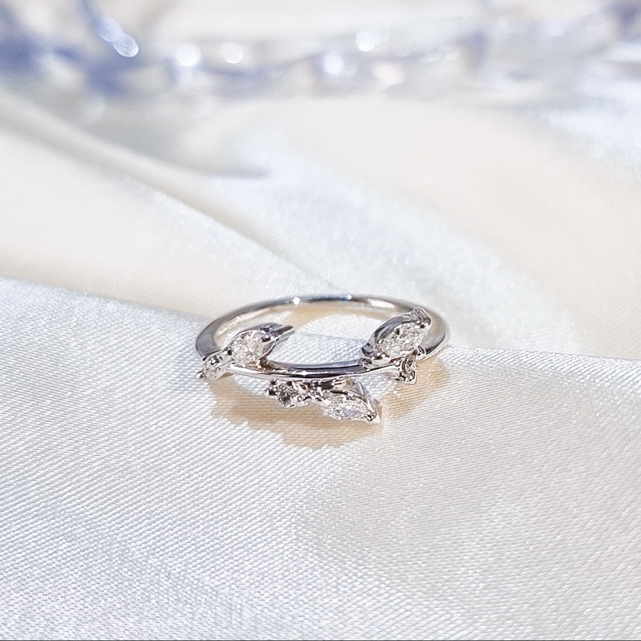 Vashly Marquise Accent Wedding Band
