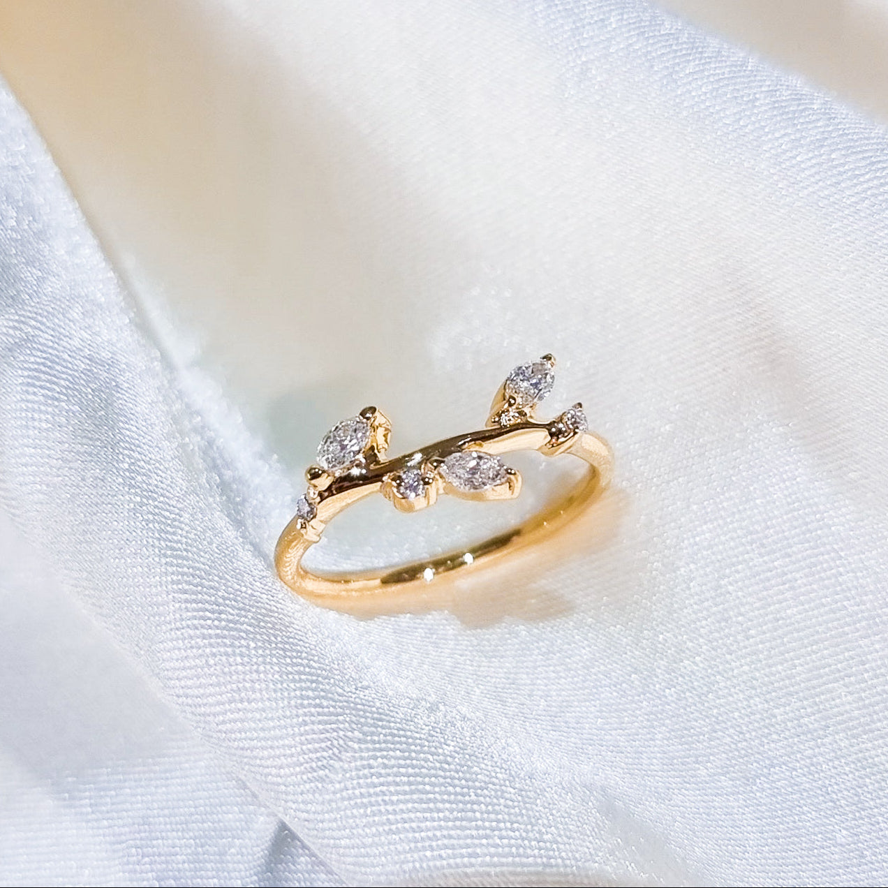 Vashly Marquise Accent Wedding Band