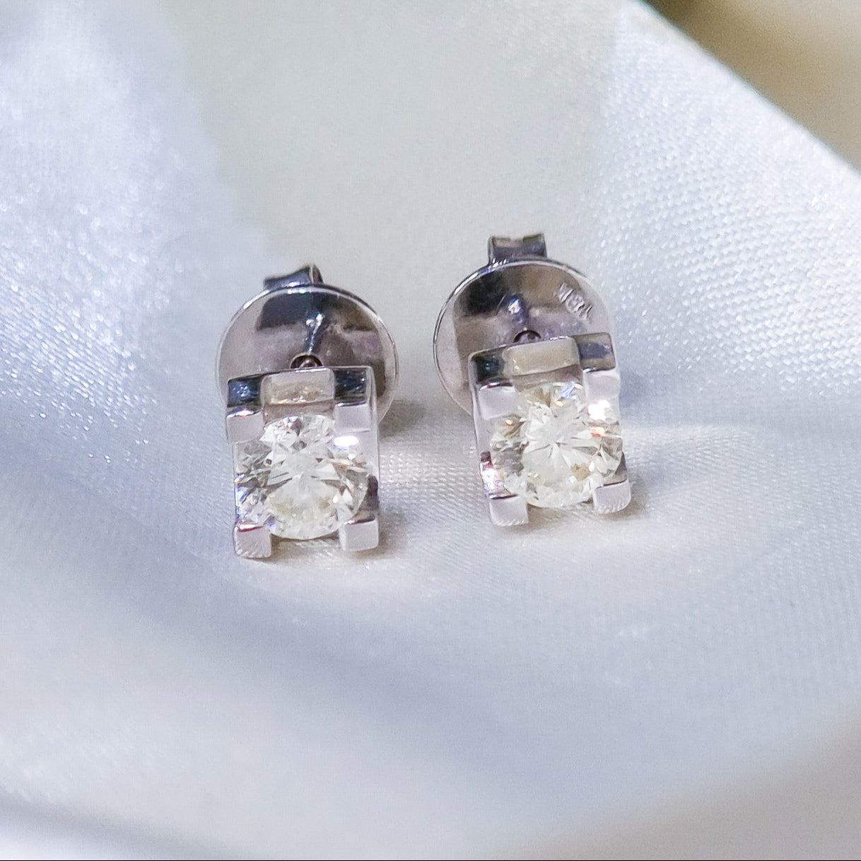 Square-Prong Round Stud Earrings